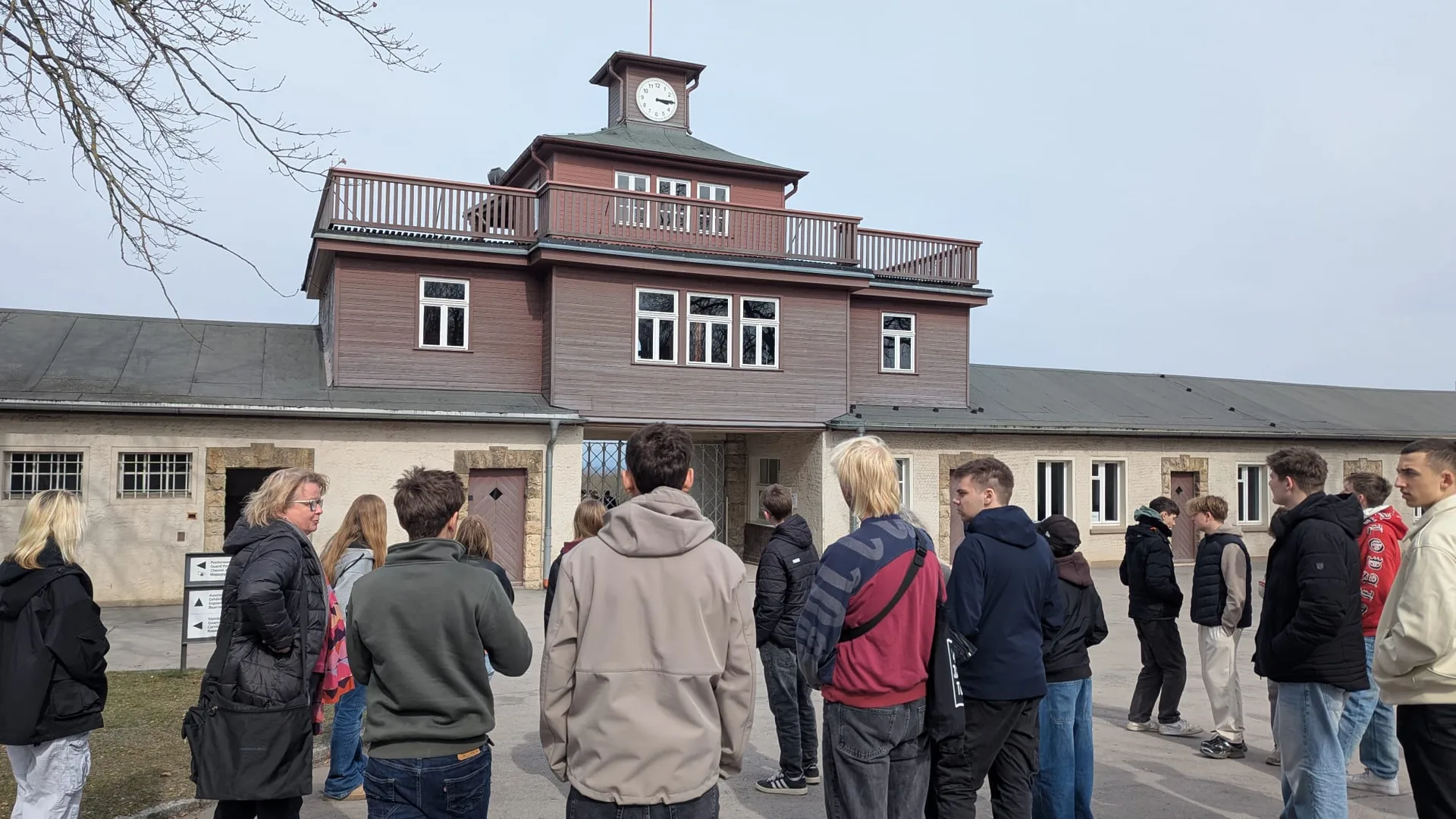 Schüler:innen-Gruppe vor dem Eingangstor von Buchenwald