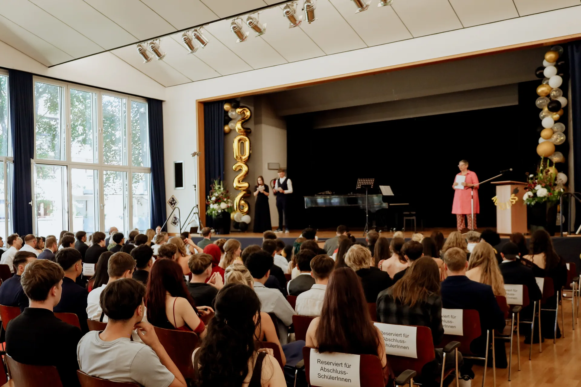 Aula mit Schülerinnen.jpg